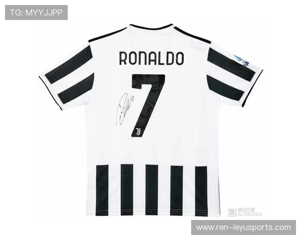 C罗赛后签名送给残障球迷感动现场,c罗签名的足球值多少钱